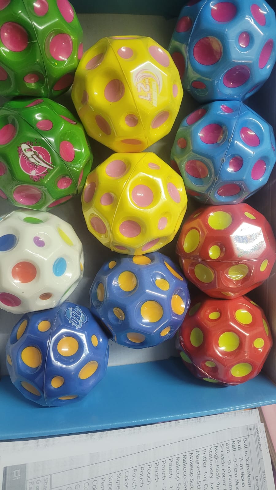 Space Ball, Neon Coloured Indoor and Outdoor Space Ball All Ages, Sport Training Ball for Athletes Helps Improve Hand-Eye Coordination(random color )