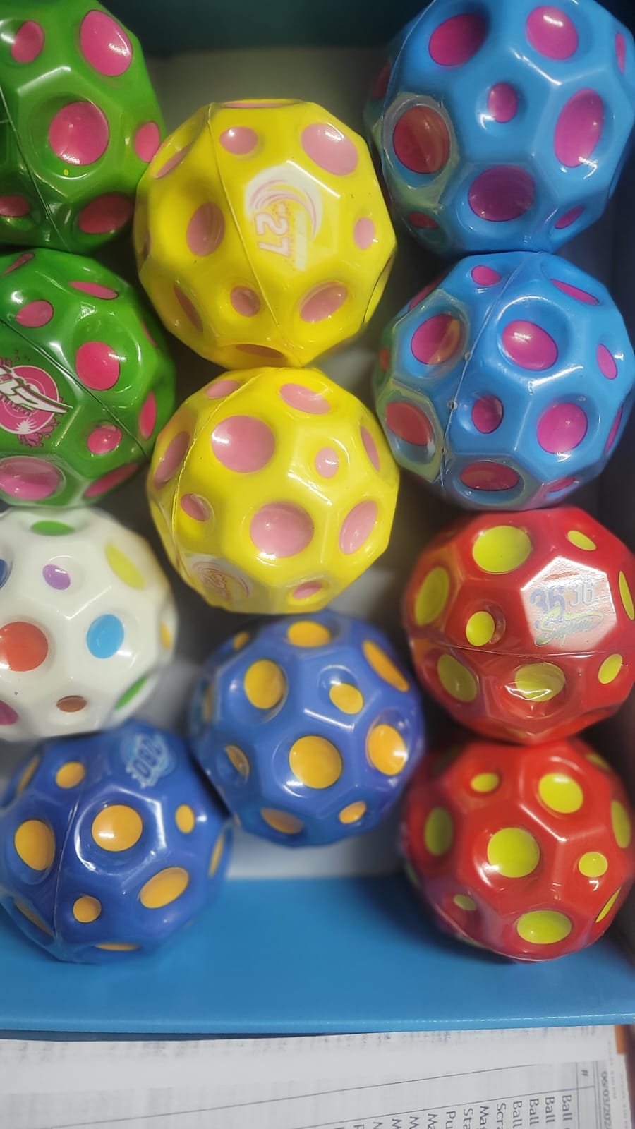 Space Ball, Neon Coloured Indoor and Outdoor Space Ball All Ages, Sport Training Ball for Athletes Helps Improve Hand-Eye Coordination(random color )