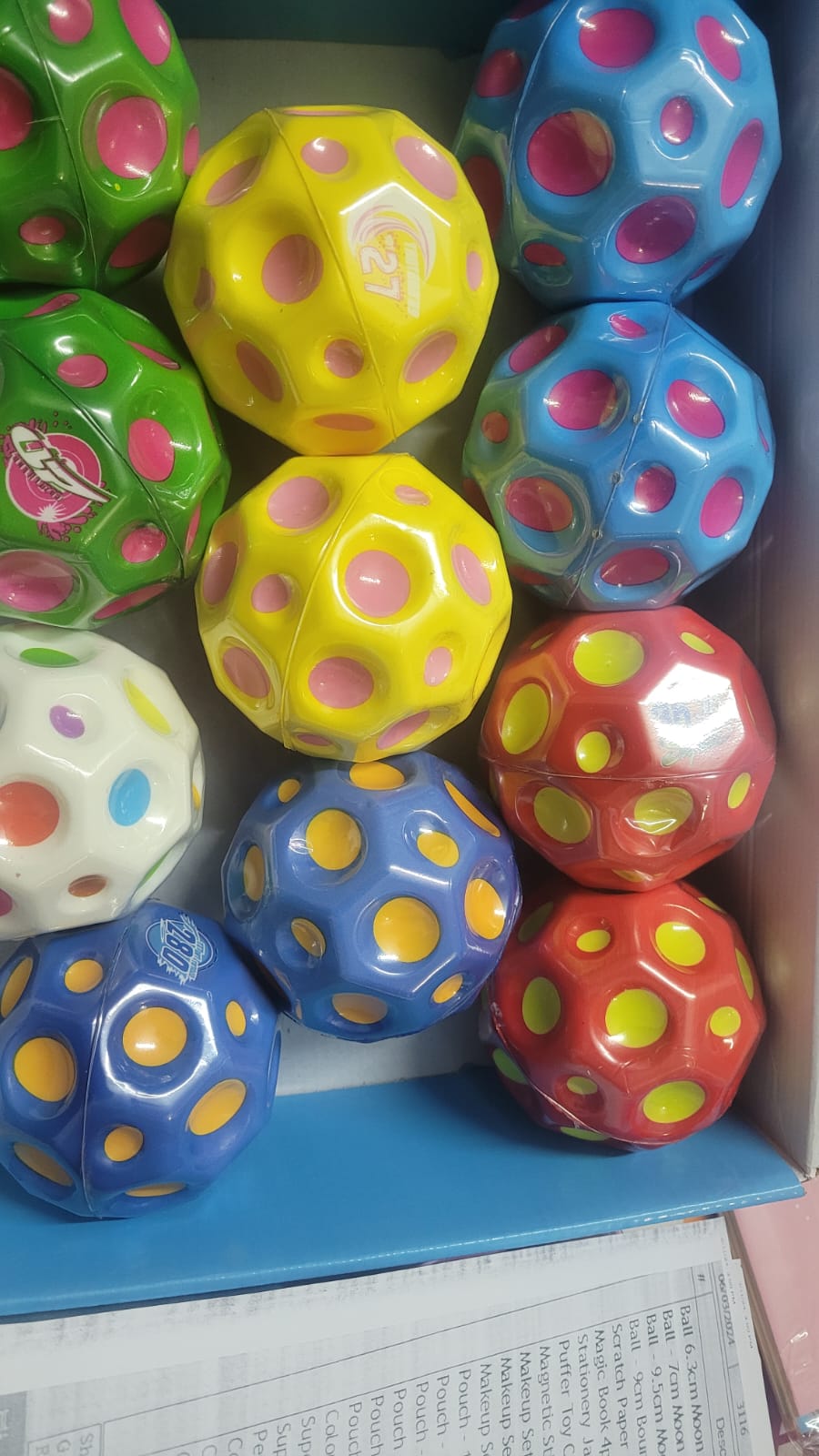 Space Ball, Neon Coloured Indoor and Outdoor Space Ball All Ages, Sport Training Ball for Athletes Helps Improve Hand-Eye Coordination(random color )